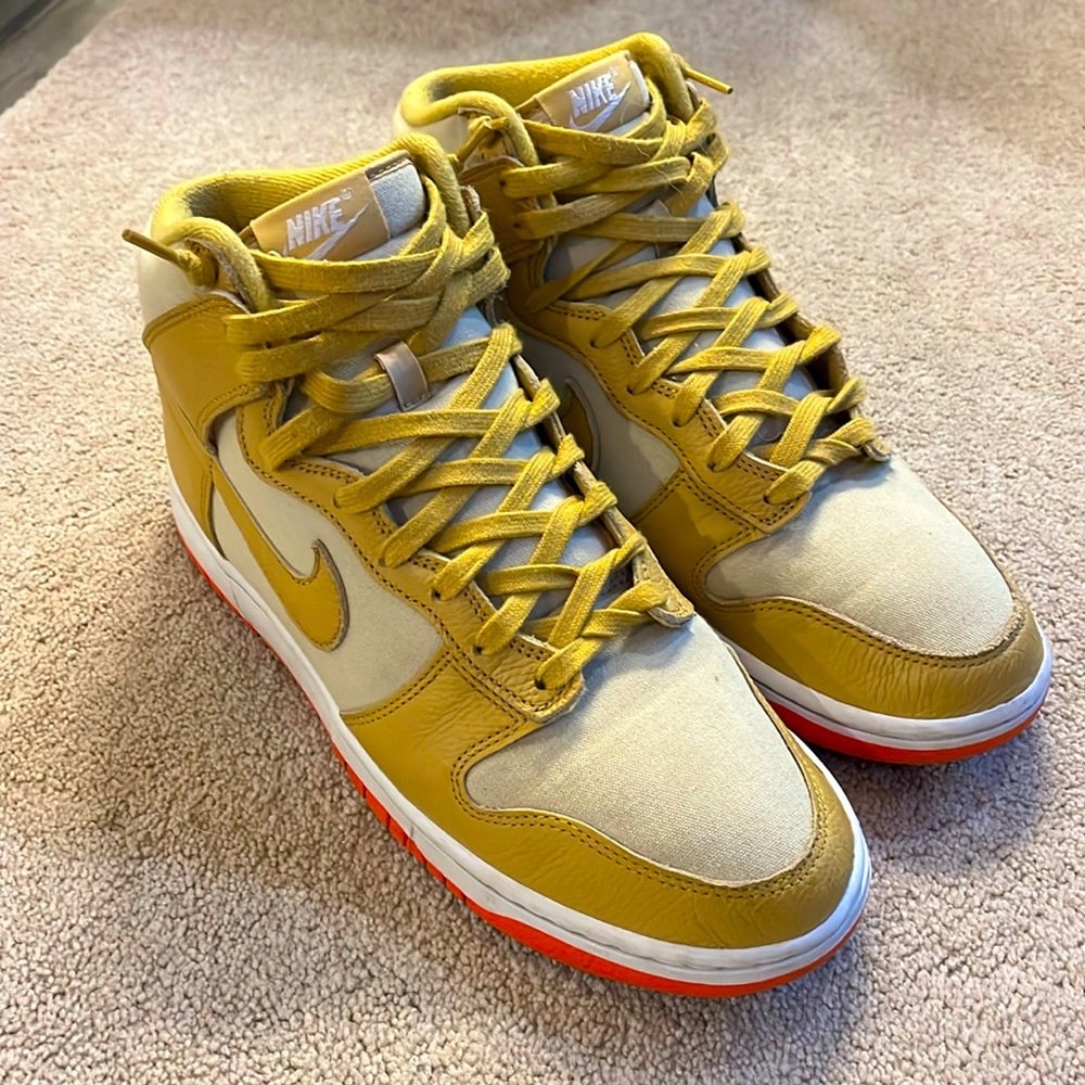 These are men’s Nike dunks size 11